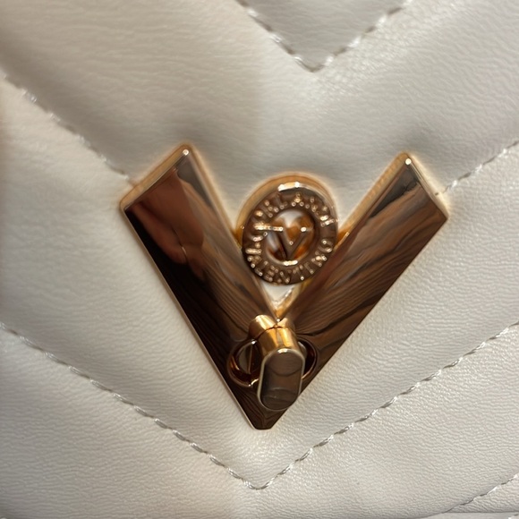 NWT Valentino Orlandi Cream Quilted Shoulder Bag with gold accents & chain strap - Picture 3 of 9